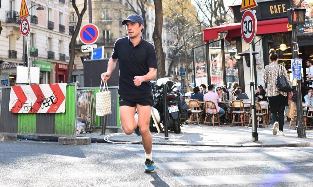 À la rencontre du joggeur qui livre des pâtisseries en courant à travers tout Paris
